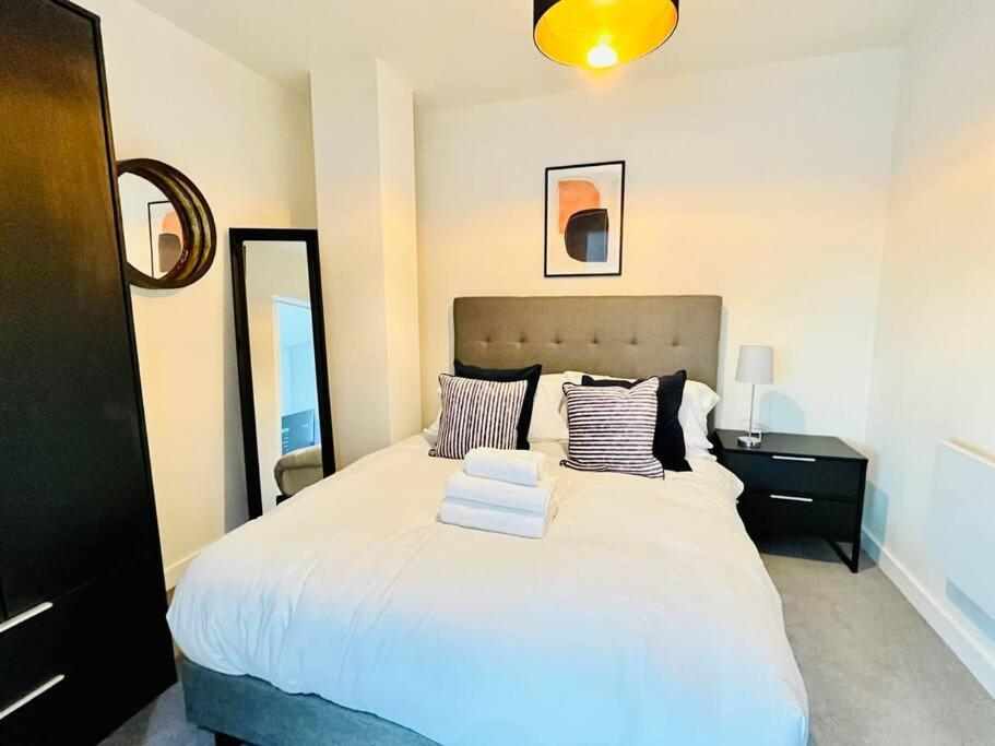 Modern One Bedroom Apartment Near Old Trafford Stadium Manchester Eksteriør billede