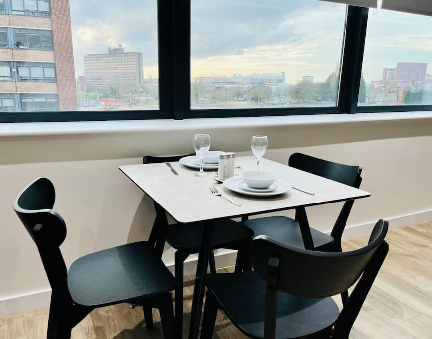 Modern One Bedroom Apartment Near Old Trafford Stadium Manchester Eksteriør billede